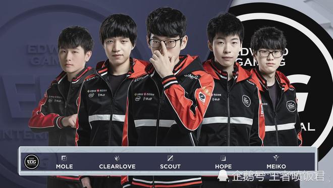 被队医搀扶 被队医搀扶