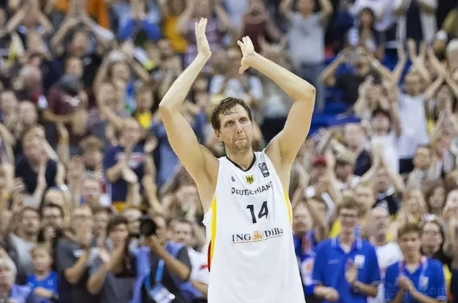 他的一举一 他的一举一